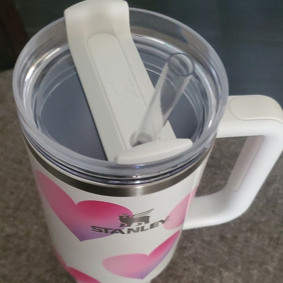 Stanley Frost Heart Gradient Tumbler - Cream and Pink Valentine's Day - Picture 4 of 8